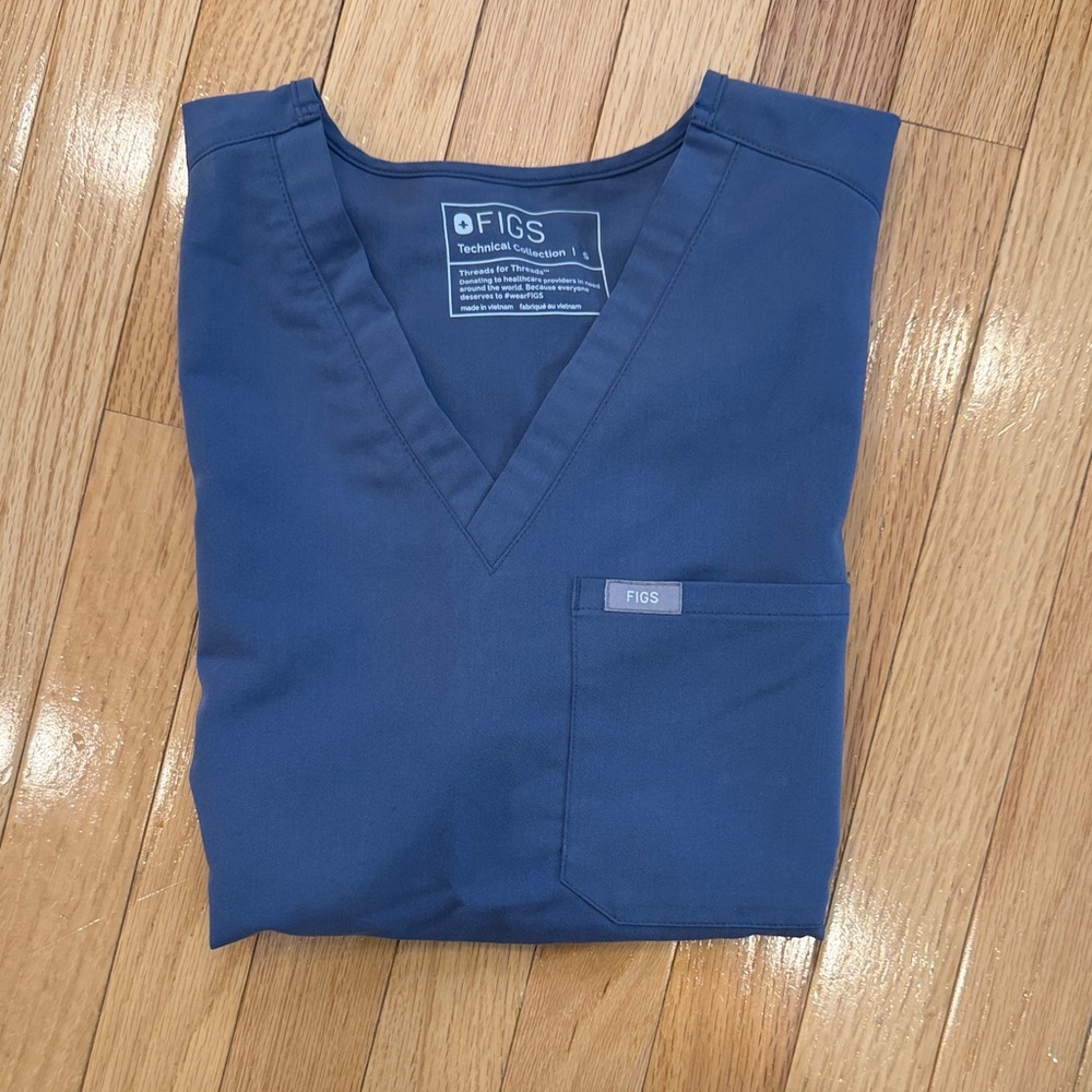 Figs blue/gray scrub top